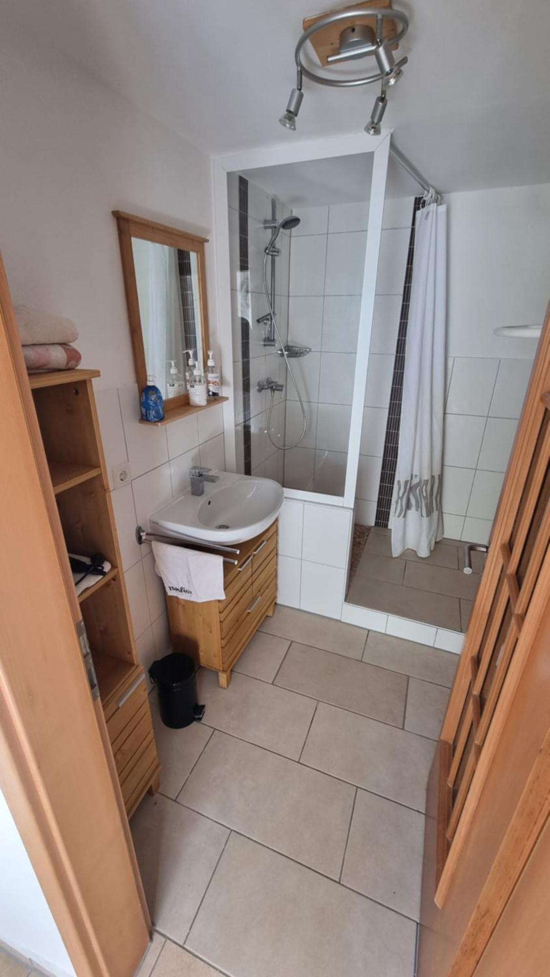 Ruhige Ferienwohnung Inklusive Garten Souterrain - Neu Renoviert Lachen Esterno foto